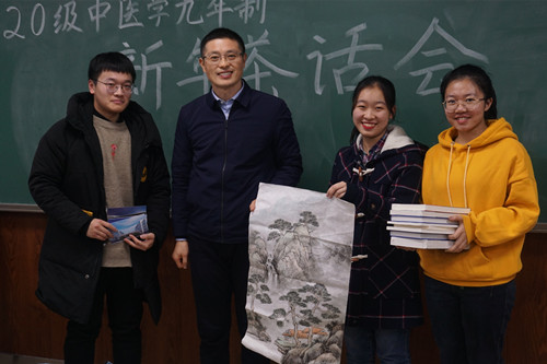 4、乔校长与同学们互赠礼物_副本.jpg